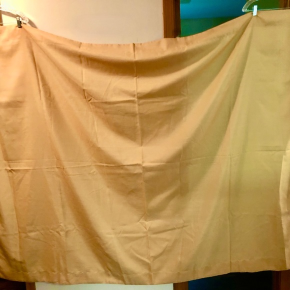 🦃 SALE 60"x84" oblong, gold, hotel/restaurant supply oblong tablecloth. Like New - Picture 2 of 8